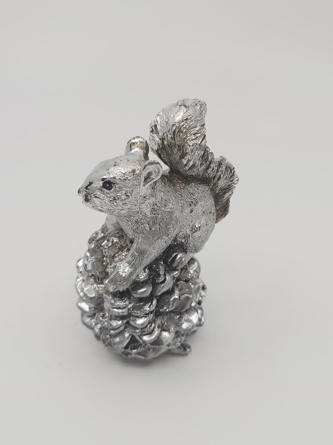 Eichhörnchen auf Zapfen silver