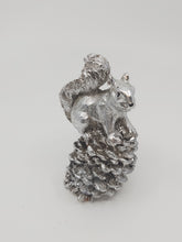 Lade das Bild in den Galerie-Viewer, Eichhörnchen auf Zapfen silver
